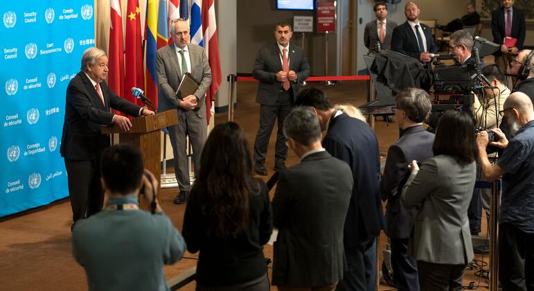 Генеральный секретарь Антониу Гутерриш выступает перед прессой.